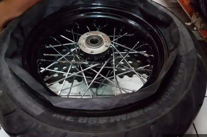Ternyata Semudah Ini Cara Pasang Ban Tubeless di Pelek Motor Jari-jari