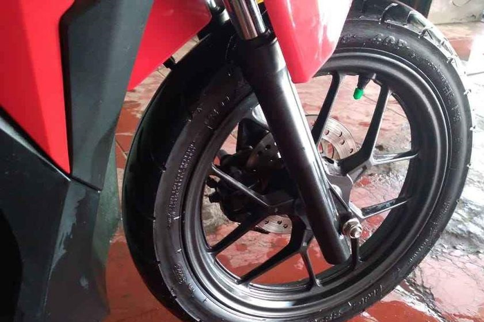 Bahaya Penggunaan Semir Ban Jenis Ini: Tak Hanya Bikin Licin Tapi Bisa Retak-retak Rambut